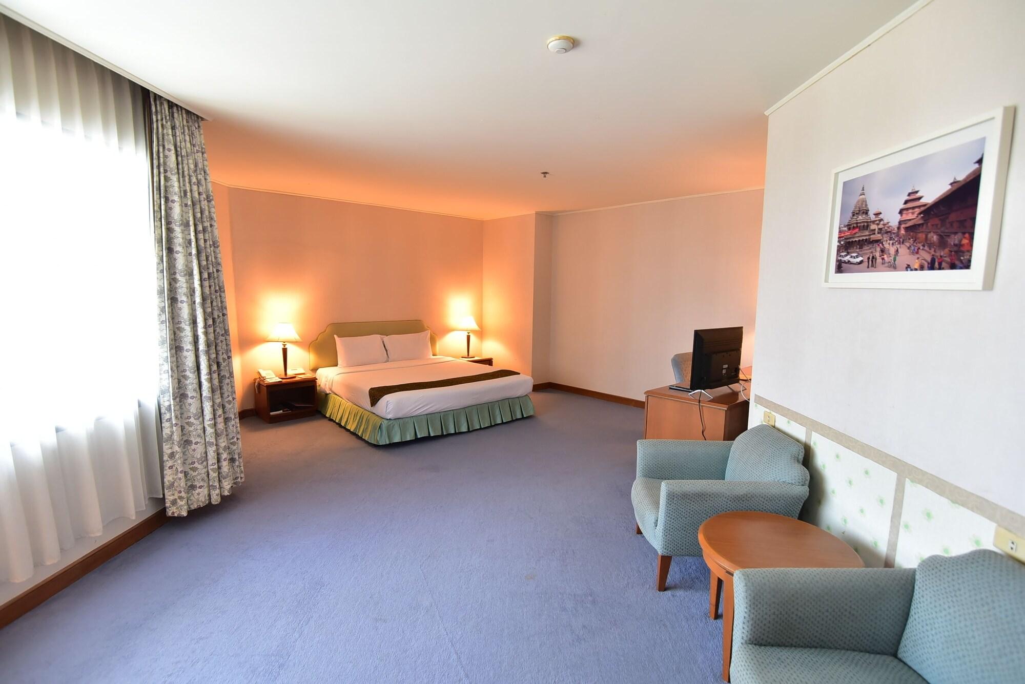 Thumrin Thana Hotel 4*